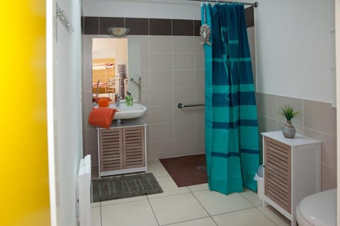 Shower, Toilet, Bathroom, towels