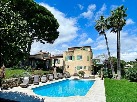 Property building, Patio, Spring, Day, Garden, Garden view, Pool view, Swimming pool, sunbed