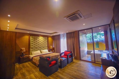 Bed, TV and multimedia, Photo of the whole room, Seating area, Bedroom, air conditioner