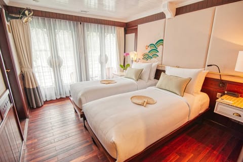 The Au Co Cruise - Managed by Bhaya Cruise Barco atracado in Laos