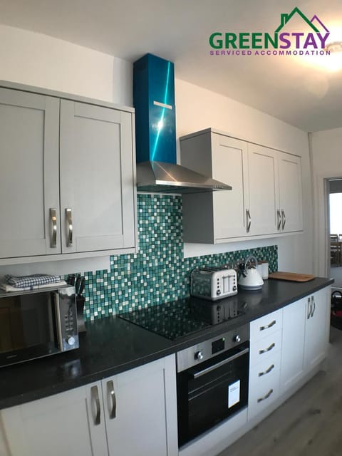 "Eastville Court Rhyl" by Greenstay Serviced Accommodation - Cosy 2 Bedroom Bungalow with Parking, Netflix & Wi-Fi, Close To Beaches, Shops & Restaurants - Ideal for Families, Business Travellers & Contractors Maison in Rhyl