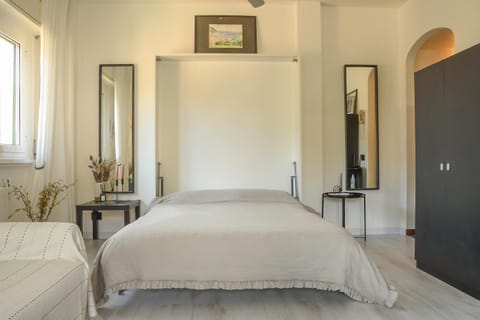 Bed, internet, wardrobe, air conditioner