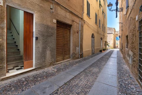 Facade/entrance, Neighbourhood