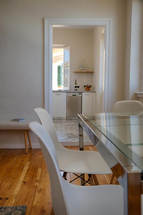 Kitchen or kitchenette, Dining area