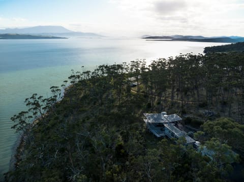 Baragoola Retreat - Luxury Waterfront Property House in Tasmania