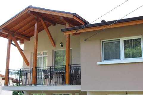 Facade/entrance, Mountain view, Street view