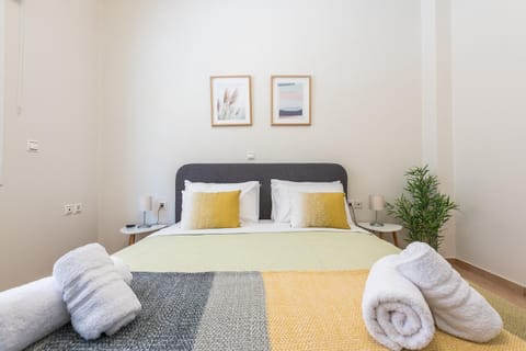 Bed, Bedroom, towels