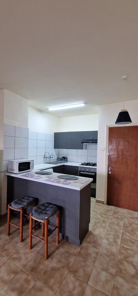 Kitchen or kitchenette, minibar, stove