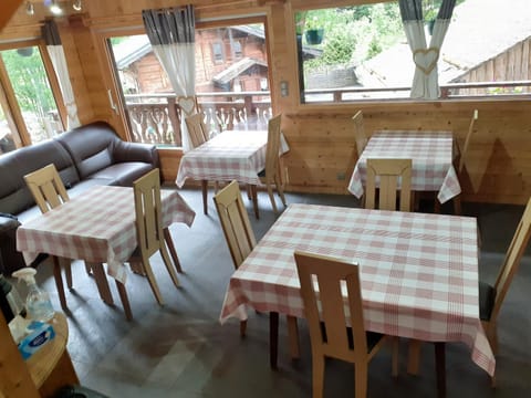 chalet le plan du rtia Bed and Breakfast in Montriond