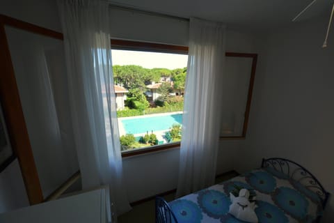 Bed, Bedroom, Garden view, Pool view