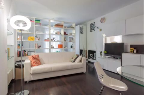 Library, Coffee/tea facilities, Kitchen or kitchenette, Living room, Photo of the whole room, Decorative detail, Dining area