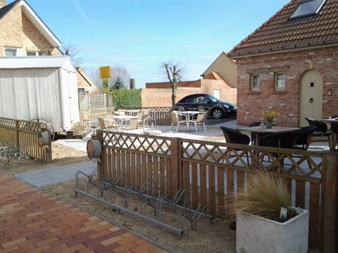Facade/entrance, Facade/entrance, Spring, Garden