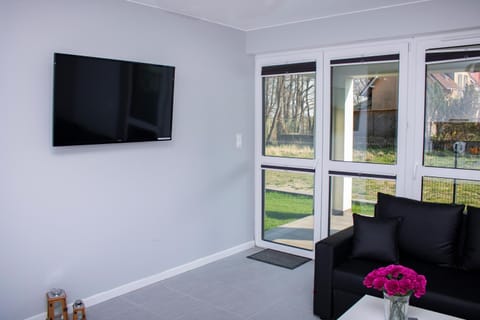 TV and multimedia, Living room, Seating area, Garden view