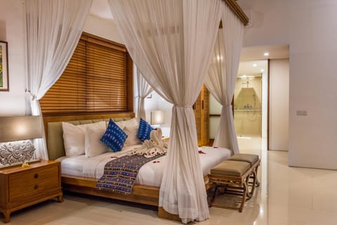 Villa Rusa Biru - Modern Villa with Private Pool and Cook in the heart of Berawa Villa in North Kuta