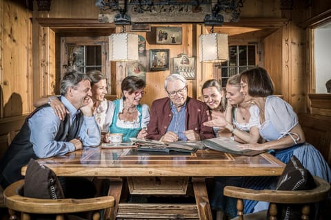 Lounge or bar, Family