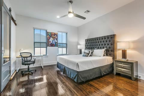 Spacious Loft-Style 3BR Townhouse by Hosteeva Condo in Warehouse District