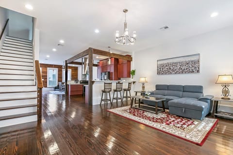 Spacious Loft-Style 3BR Townhouse by Hosteeva Condo in Warehouse District