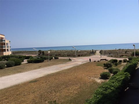 T2 Bord de Mer - 4 Pers - 50m Plage - 150m Commerces - Parking - TV - FR-1-81-228 Apartment in Le Barcarès