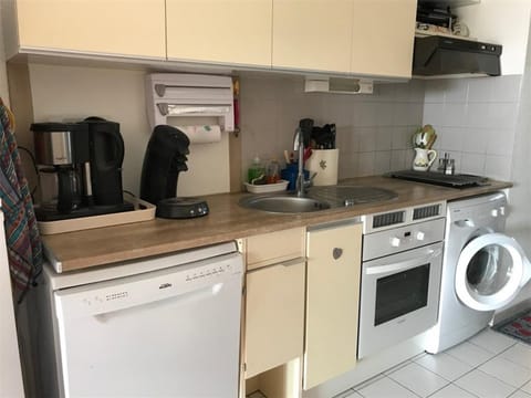 Appartement T2 - 4 Pers, Plage à 150m, Wifi, Parking Privé, Terrasse, Plancha - FR-1-81-258 Apartment in Le Barcarès