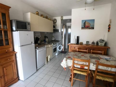 Appartement T2 - 4 Pers, Plage à 150m, Wifi, Parking Privé, Terrasse, Plancha - FR-1-81-258 Apartment in Le Barcarès