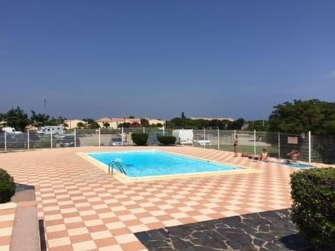 Studio cabine 4 pers avec piscine, parking sécurisé, BBQ et proche plage - FR-1-81-281 Apartment in Le Barcarès