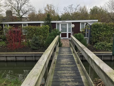 Houseboat Linquenda House in South Holland (province)