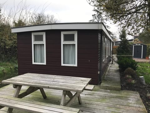 Houseboat Linquenda Casa in South Holland (province)