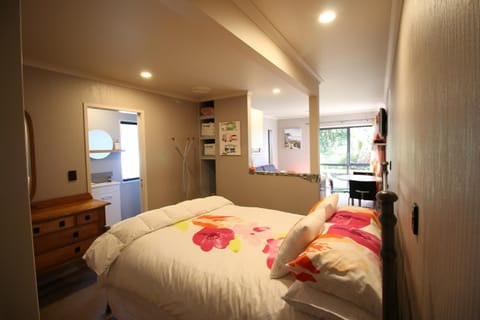 The Red Hen And Dog Bed and Breakfast in Bay Of Plenty