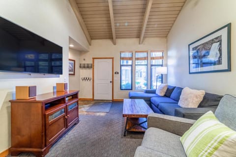#359 - Mountain Condo, Walk to Shops with Pool, Spa, & Game Room House in Mammoth Lakes
