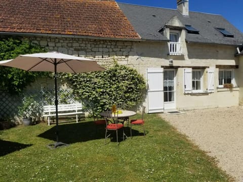 Gîte cosy en tuffeau, rénové, au cœur de la Touraine, proche châteaux, cour privative, vélos, non-fumeur - FR-1-381-209 House in Centre-Val de Loire