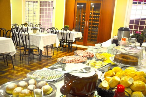 Restaurant/places to eat, Buffet breakfast