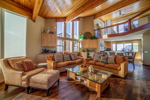 #371 - Ski-In Ski-Out Pet-Friendly Home, Mountain Views & Private Spa House in Mammoth Lakes