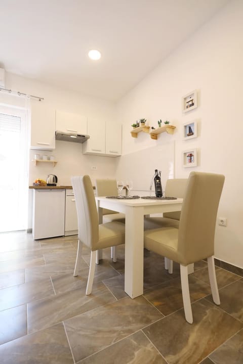 Coffee/tea facilities, Kitchen or kitchenette, Seating area, Dining area, minibar, stove