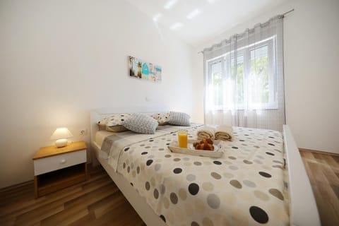 Bed, View (from property/room), Food and drinks, Photo of the whole room, Bedroom, Food, Breakfast, Quiet street view, towels