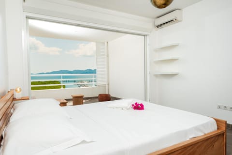 Photo of the whole room, Bedroom, Sea view