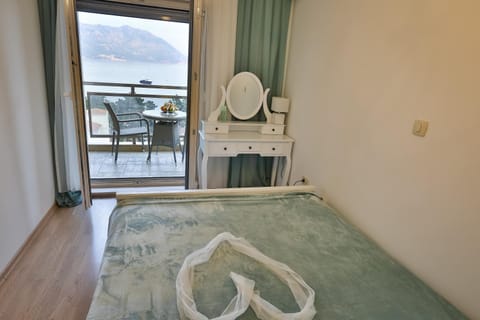 Photo of the whole room, Decorative detail, Bedroom, Sea view