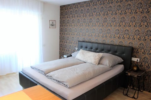 Bed, Photo of the whole room, Decorative detail, Decorative detail