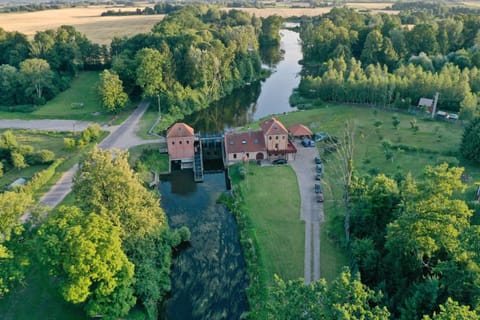 Property building, Facade/entrance, Natural landscape, Bird's eye view, Floor plan, River view, Street view