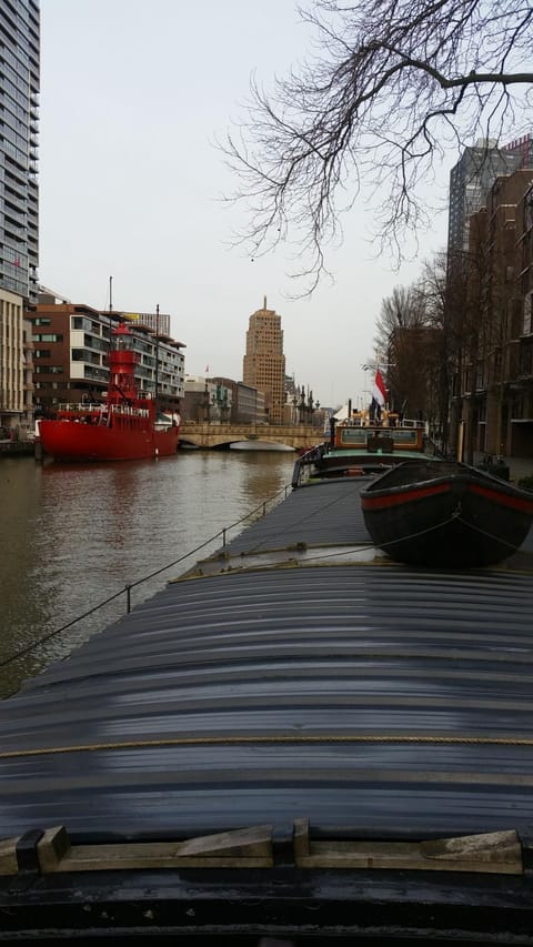 Houseboat holiday apartments Rotterdam Barco atracado in Rotterdam