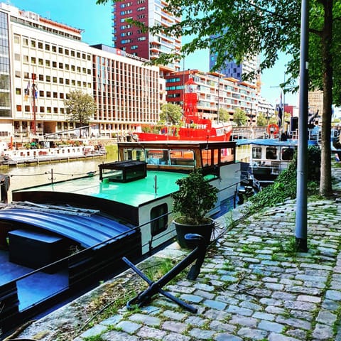 Houseboat holiday apartments Rotterdam Barco atracado in Rotterdam