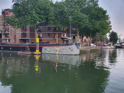 Houseboat holiday apartments Rotterdam Barco atracado in Rotterdam