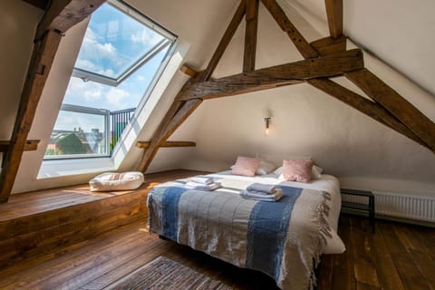 Bedroom, City view
