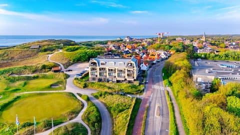 Property building, Bird's eye view, Golfcourse, Location