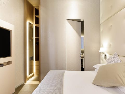 Private Luxury Apartment Condo in Rome
