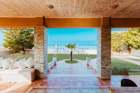 Property building, Balcony/Terrace, Beach, Location