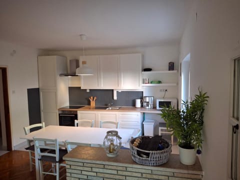 Kitchen or kitchenette, Dining area, dishwasher, oven, pet friendly