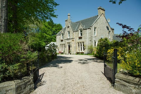 Property building, Facade/entrance, Garden view, Parking
