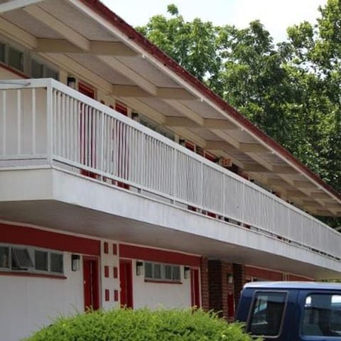 Hometown Inn Staunton Motel in Nelson County