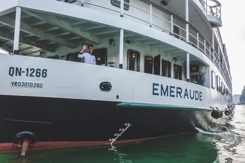 Emeraude Classic Cruises Angelegtes Boot in Laos