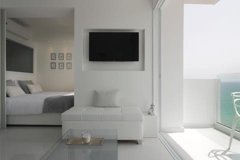 The White Pearl Suite - beach front city centre with sea view. Eigentumswohnung in Limassol City